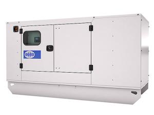 FG Wilson P110 Dieselgenerator, der in einem Arbeitsumfeld eingesetzt wird, Frontansicht des Geräts.